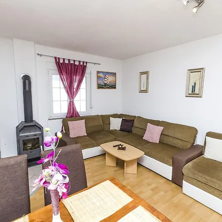 Ana Juricev Apartment Vodice
